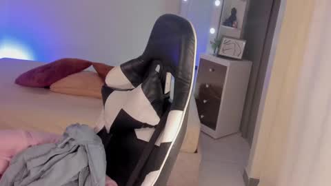 Snapshot of leahaltomm chatting on February 18, 2025, 9:42 pm leahaltomm online show from February 18, 2025, 9:42 pm