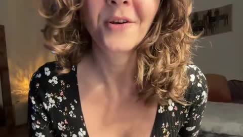 Leah Sparkles online show from October 18, 2025, 11:33 am