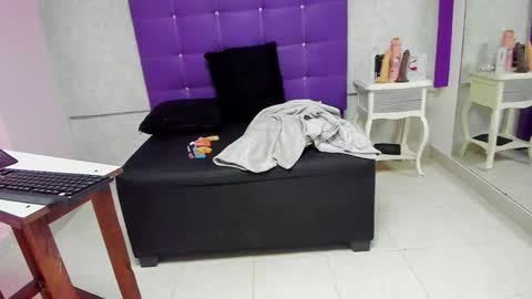 leamoreau__ online show from November 15, 2025, 12:13 pm