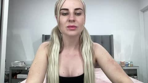 Snapshot of leannaxox chatting on March 10, 2025, 7:42 am Leanna online show from March 10, 2025, 7:42 am