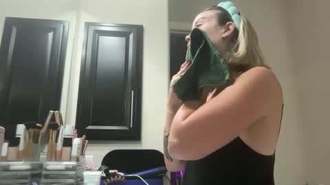 Snapshot of leanneluxecouple chatting on September 23, 2025, 10:18 am leanneluxecouple online show from September 23, 2025, 10:18 am