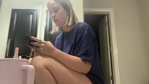 Snapshot of leanneluxecouple chatting on October 7, 2025, 10:23 am leanneluxecouple online show from October 7, 2025, 10:23 am