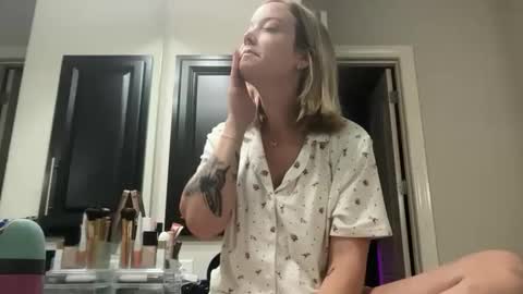 Snapshot of leanneluxecouple chatting on November 3, 2025, 12:17 pm leanneluxecouple online show from November 3, 2025, 12:17 pm