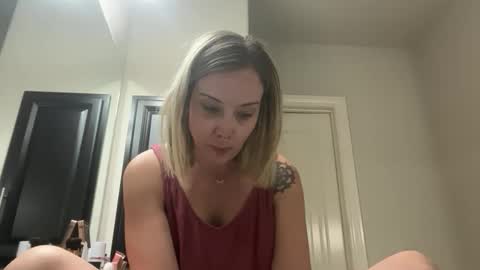 Snapshot of leanneluxecouple chatting on November 5, 2025, 11:32 am leanneluxecouple online show from November 5, 2025, 11:32 am