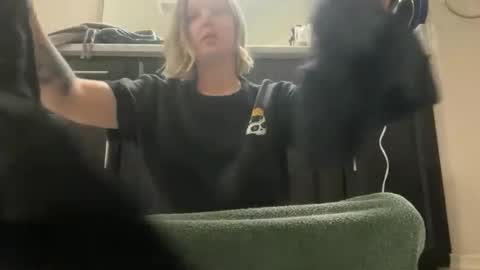 Snapshot of leanneluxecouple chatting on November 17, 2025, 11:27 am leanneluxecouple online show from November 17, 2025, 11:27 am