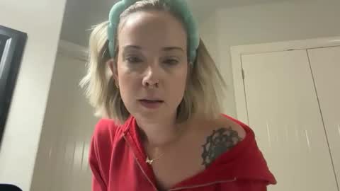 Snapshot of leanneluxecouple chatting on November 18, 2025, 11:36 am leanneluxecouple online show from November 18, 2025, 11:36 am