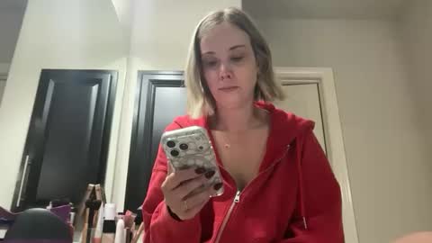 Snapshot of leanneluxecouple chatting on November 20, 2025, 11:32 am leanneluxecouple online show from November 20, 2025, 11:32 am