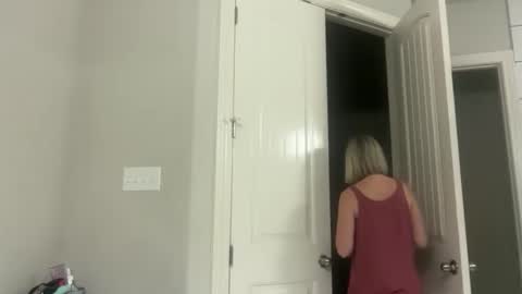 Snapshot of leanneluxecouple chatting on November 24, 2025, 12:27 pm leanneluxecouple online show from November 24, 2025, 12:27 pm