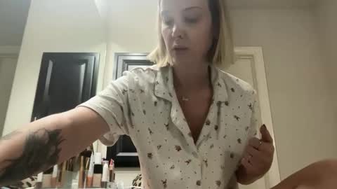 Snapshot of leanneluxecouple chatting on December 2, 2025, 11:26 am leanneluxecouple online show from December 2, 2025, 11:26 am