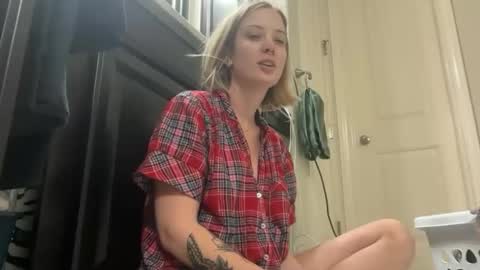 Snapshot of leanneluxecouple chatting on December 3, 2025, 11:30 am leanneluxecouple online show from December 3, 2025, 11:30 am