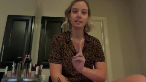 Snapshot of leanneluxecouple chatting on December 5, 2025, 11:30 am leanneluxecouple online show from December 5, 2025, 11:30 am