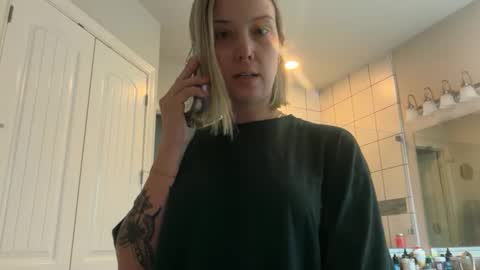 Snapshot of leanneluxecouple chatting on December 14, 2025, 2:11 pm leanneluxecouple online show from December 14, 2025, 2:11 pm