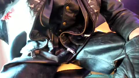 leatherdude69 online show from February 4, 2025, 3:04 pm