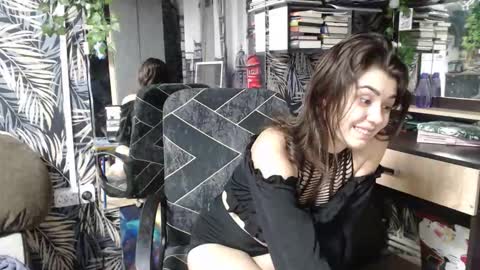 Liya online show from October 16, 2025, 2:51 pm