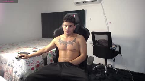 Snapshot of lei_77 chatting on January 1, 2025, 1:37 am  Lei  online show from January 1, 2025, 1:37 am