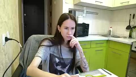 Snapshot of leila_monaco chatting on September 9, 2025, 5:18 am Leila online show from September 9, 2025, 5:18 am