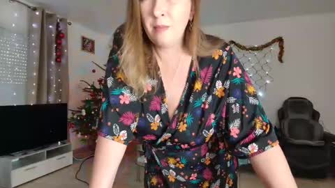 Snapshot of lelena1319 chatting on December 17, 2024, 11:06 am YOUR ELENA online show from December 17, 2024, 11:06 am