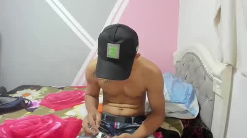 lenuam_and_tiffany online show from February 6, 2025, 2:22 am