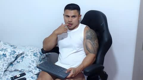 Snapshot of leo_muscleboy chatting on April 22, 2026, 10:44 pm Leo online show from April 22, 2026, 10:44 pm