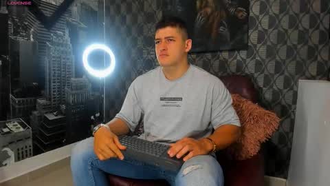 Leon Smoron online show from November 30, 2025, 6:12 pm