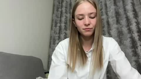 Snapshot of leona_grand chatting on June 11, 2026, 2:26 pm Emma online show from June 11, 2026, 2:26 pm