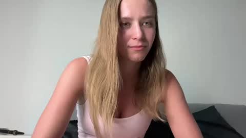 Snapshot of leona_grand chatting on June 23, 2026, 1:31 pm Emma online show from June 23, 2026, 1:31 pm