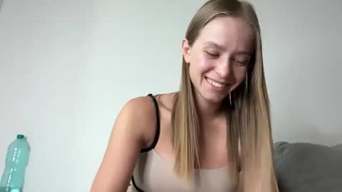 Snapshot of leona_grand chatting on July 2, 2026, 1:39 pm Emma online show from July 2, 2026, 1:39 pm