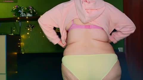 Snapshot of leona_tracie chatting on February 2, 2026, 6:17 pm Leona tracie online show from February 2, 2026, 6:17 pm