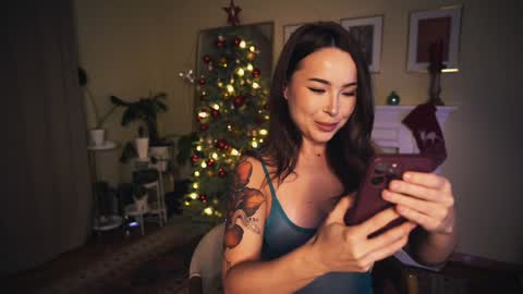 Snapshot of leonamell chatting on December 25, 2024, 7:02 pm Leo online show from December 25, 2024, 7:02 pm