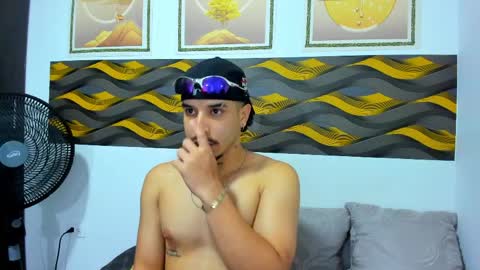 Snapshot of leonhotx chatting on April 8, 2026, 7:58 pm Leon online show from April 8, 2026, 7:58 pm