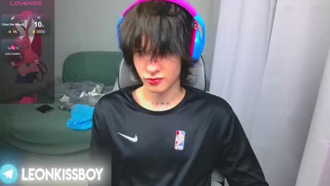 leonkissboy online show from April 16, 2026, 1:34 pm