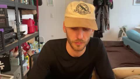 Leon online show from November 28, 2025, 1:36 pm