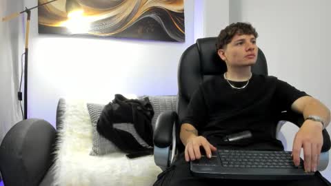 Leo  online show from November 9, 2025, 4:55 am