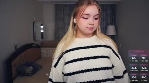 Hello everyone Im Lora Its my first day Were going to have fun together online show from October 10, 2025, 5:06 am