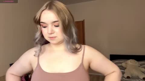 Hello everyone Im Lora Its my first day Were going to have fun together online show from February 4, 2026, 6:08 am