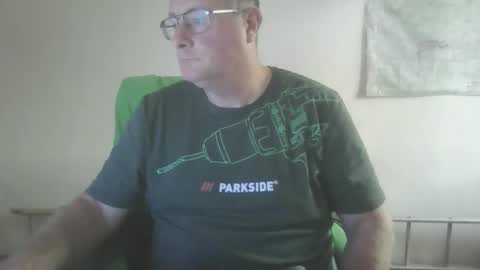 Snapshot of lerase40 chatting on November 12, 2025, 2:39 pm homquisgode online show from November 12, 2025, 2:39 pm