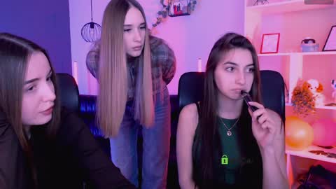 leslie_bird online show from April 7, 2026, 9:10 am