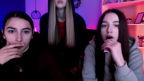 leslie_bird online show from April 10, 2026, 9:03 am