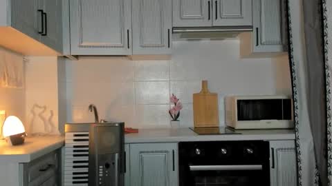  LESLIE   online show from October 14, 2025, 8:20 pm