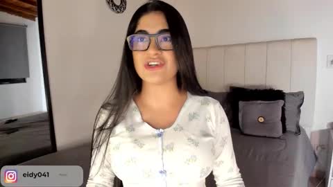 Snapshot of leticiaroldan chatting on October 22, 2025, 2:01 am Leticia online show from October 22, 2025, 2:01 am