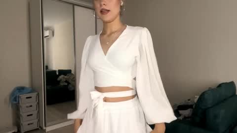 Kate online show from April 22, 2026, 2:18 pm