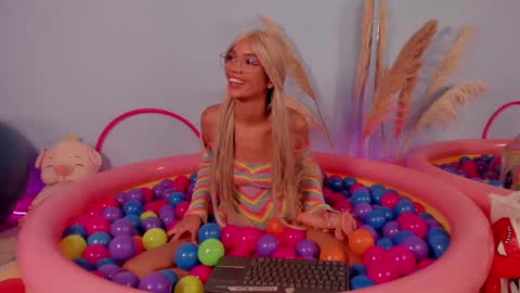 Snapshot of lia_girl2 chatting on March 7, 2025, 3:51 am Lia online show from March 7, 2025, 3:51 am