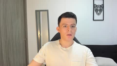 Snapshot of lian_eathan chatting on October 18, 2025, 9:37 pm lian_eathan online show from October 18, 2025, 9:37 pm