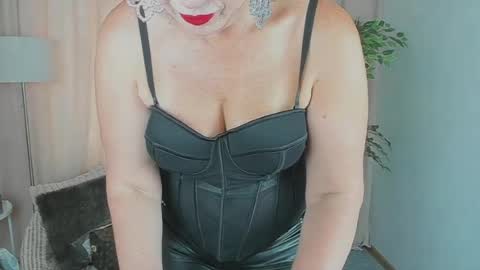 Snapshot of liana_bloom chatting on June 14, 2026, 7:32 am Liana online show from June 14, 2026, 7:32 am