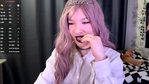 Lola online show from October 22, 2025, 8:52 pm