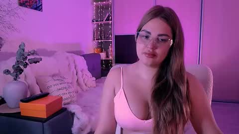 libra_mia online show from September 15, 2025, 4:34 am