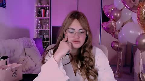 libra_mia online show from October 7, 2025, 5:26 am