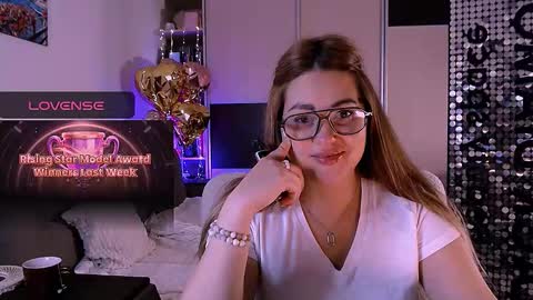 libra_mia online show from December 1, 2025, 7:52 pm