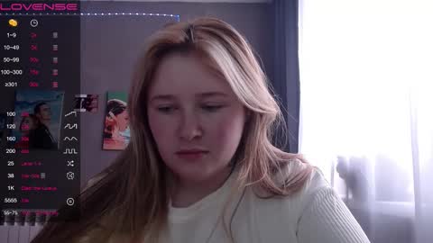 light_lunaa online show from November 9, 2025, 7:50 am