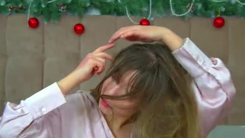 Mia online show from December 16, 2025, 6:40 am